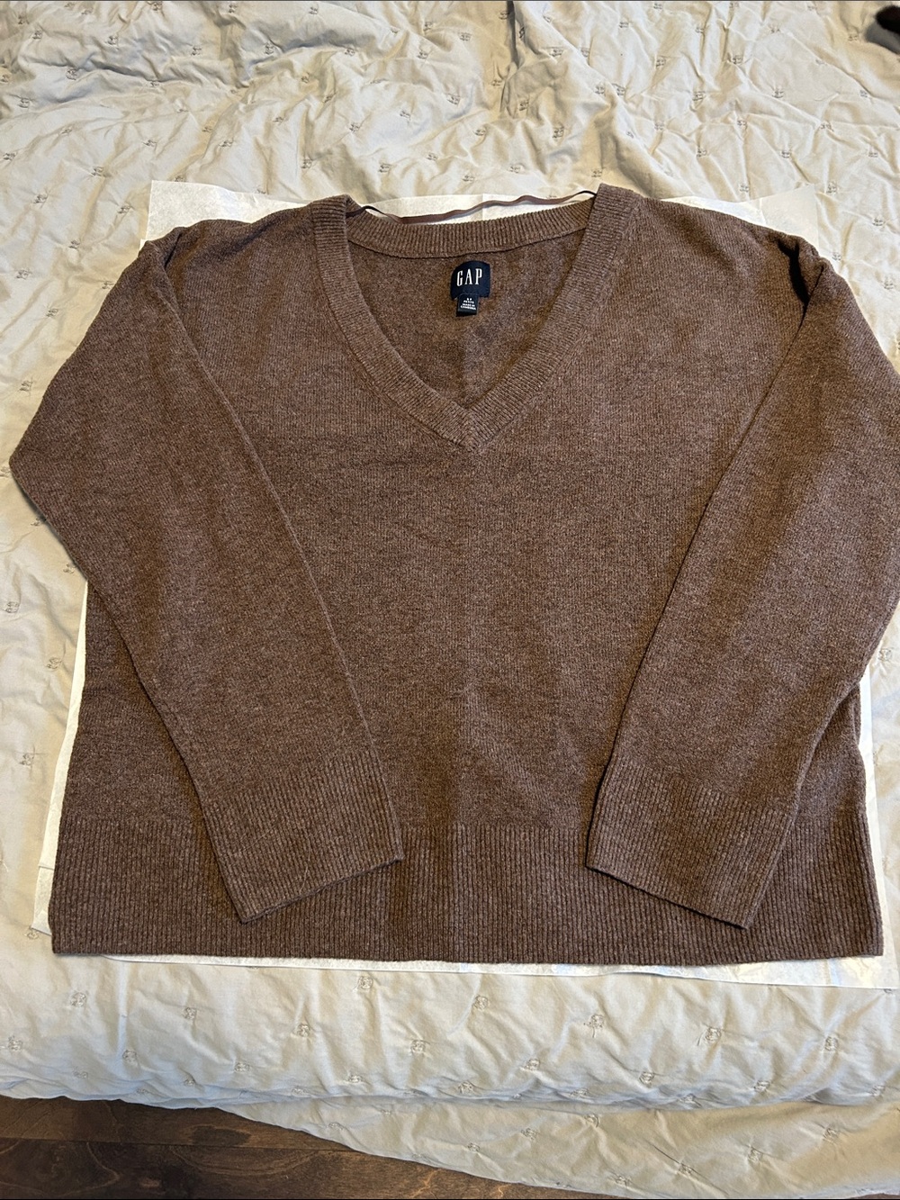 GAP Women's V-Neck Sweater in Chocolate Brown size small